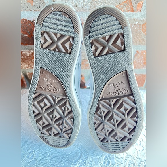 Converse Chuck Taylor All Star Lift
Platform High-Top sneakers in white. Size 6 - Picture 6 of 8